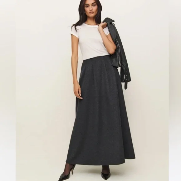 Reformation Lucy skirt in Charcoal - Picture 1 of 6